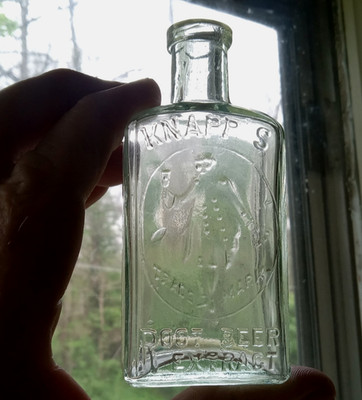 KNAPPS ROOT BEER EXTRACT EMB COLONIAL MAN 1890s ROOT BEER EXTRACT BOTTLE