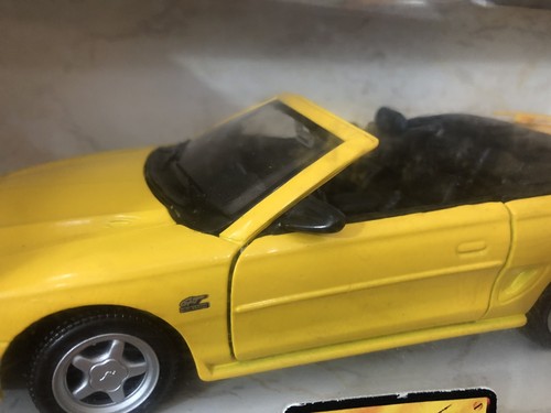 NEW MAISTO 1994 YELLOW FORD MUSTANG GT CONVERTIBLE SPECIAL EDITION 1:24 DIECAST - Picture 3 of 10