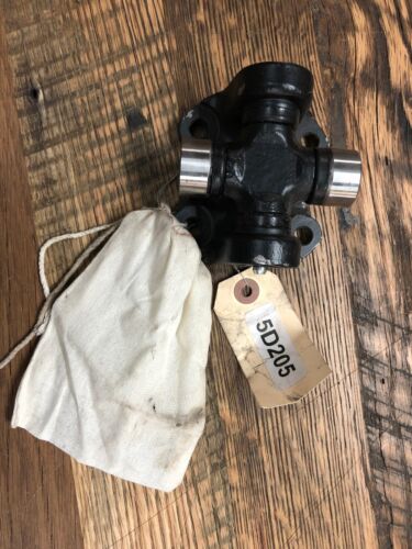Universal Joint 5D205 New With 2 Retainer Clips - 第 1/5 張圖片