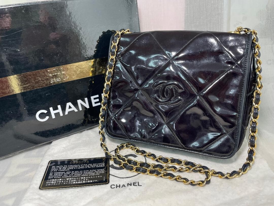 CHANEL Mini Black Enamel Shoulder Bag with Gold CC Chain Pre-Owned-image