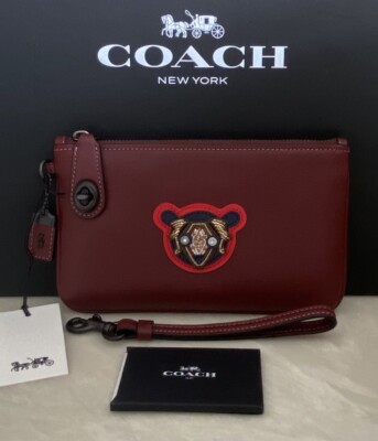 NWT COACH BORDEAUX LEATHER VARSITY PATCH TURNLOCK WRISTLET 21 57180