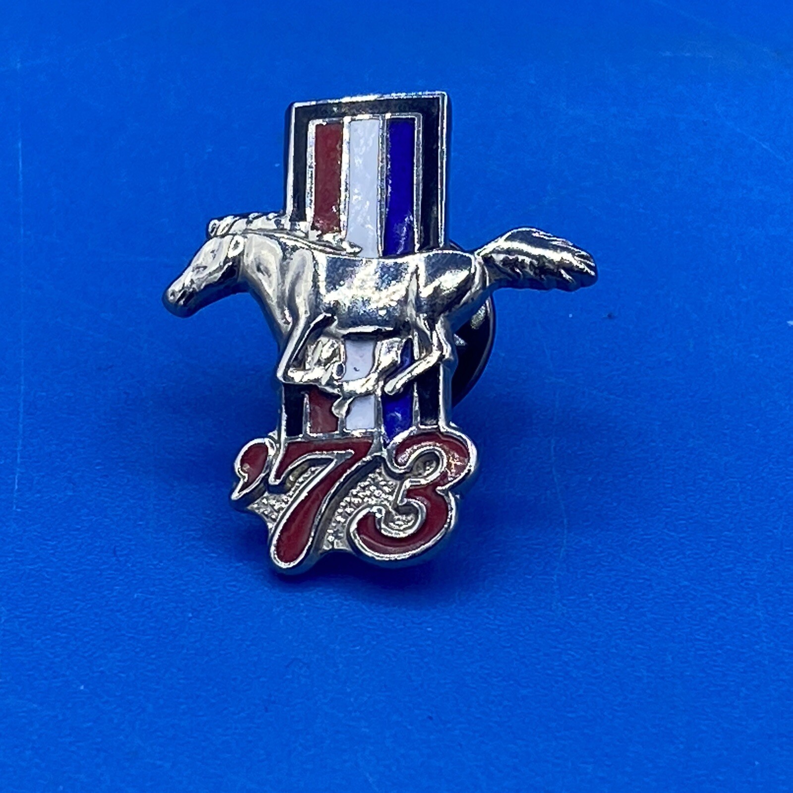 SPILLA CAPPELLO AUTO LOGO FORD MUSTANG PONY 1973 SPILLA BAVERO