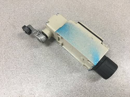 USED YAMATAKE IEC60947-5-1 LIMIT SWITCH LJA10-11A21N - Picture 3 of 3