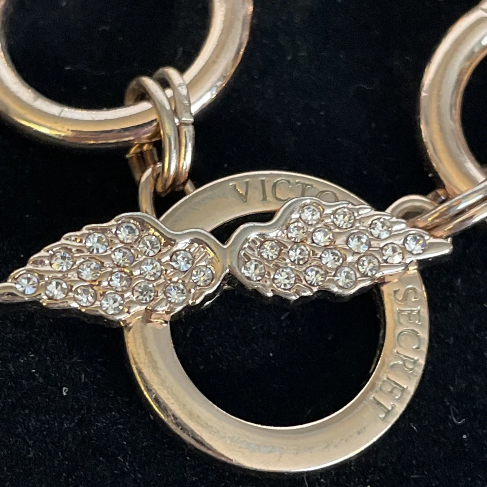 Brazalete Victoria Secret tono oro rosa estrás ala de ángel con cierre de palanca Foto 3 de 3