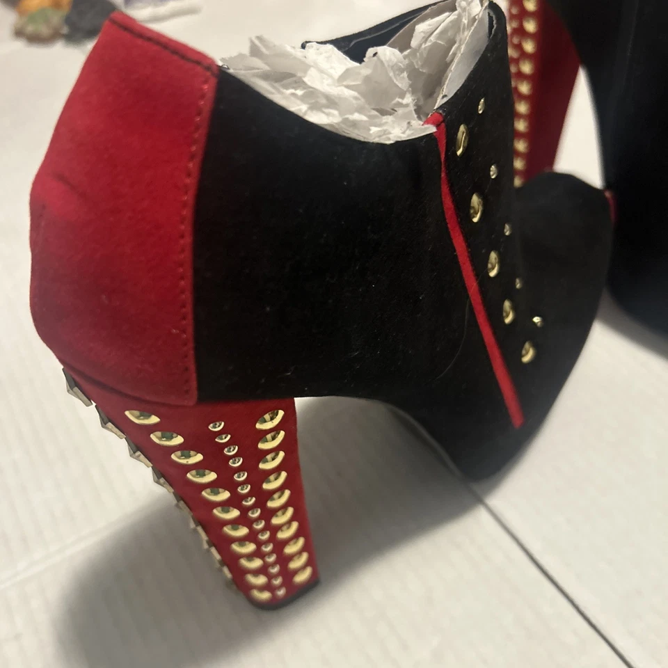 Botines de plataforma Lilliana rojos y negros de 6 pulgadas con diseño de gamuza sintética con tachuelas doradas Foto 3 de 4