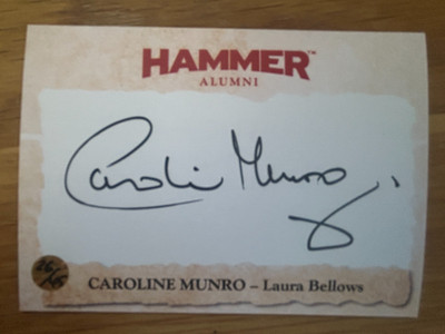 HAMMER SERIE 2 - SEVENTIES SHOCKERS: AUTOGRAMMKARTE: CAROLINE MUNRO CMA1