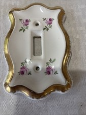 Ancienne plaque cache interrupteur lumière rose fleurie porcelaine décorative bordure ton or