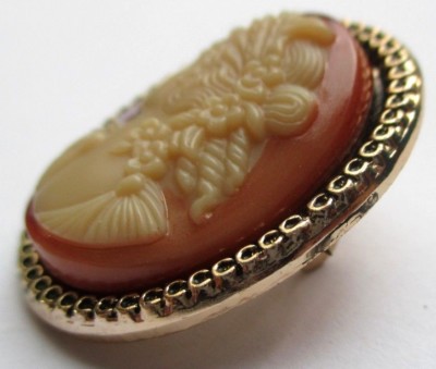 Broche Vintage Camée Sous Résine Couleur Or - Bijou Fantaisie Femme Rétro