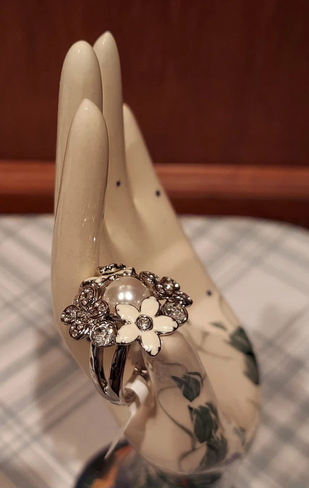 Anillo Lia Sophia "Catch The Bouquet" NUEVO Perla Imitada, Flores, Tono Plata Talla 11 Foto 2 de 3