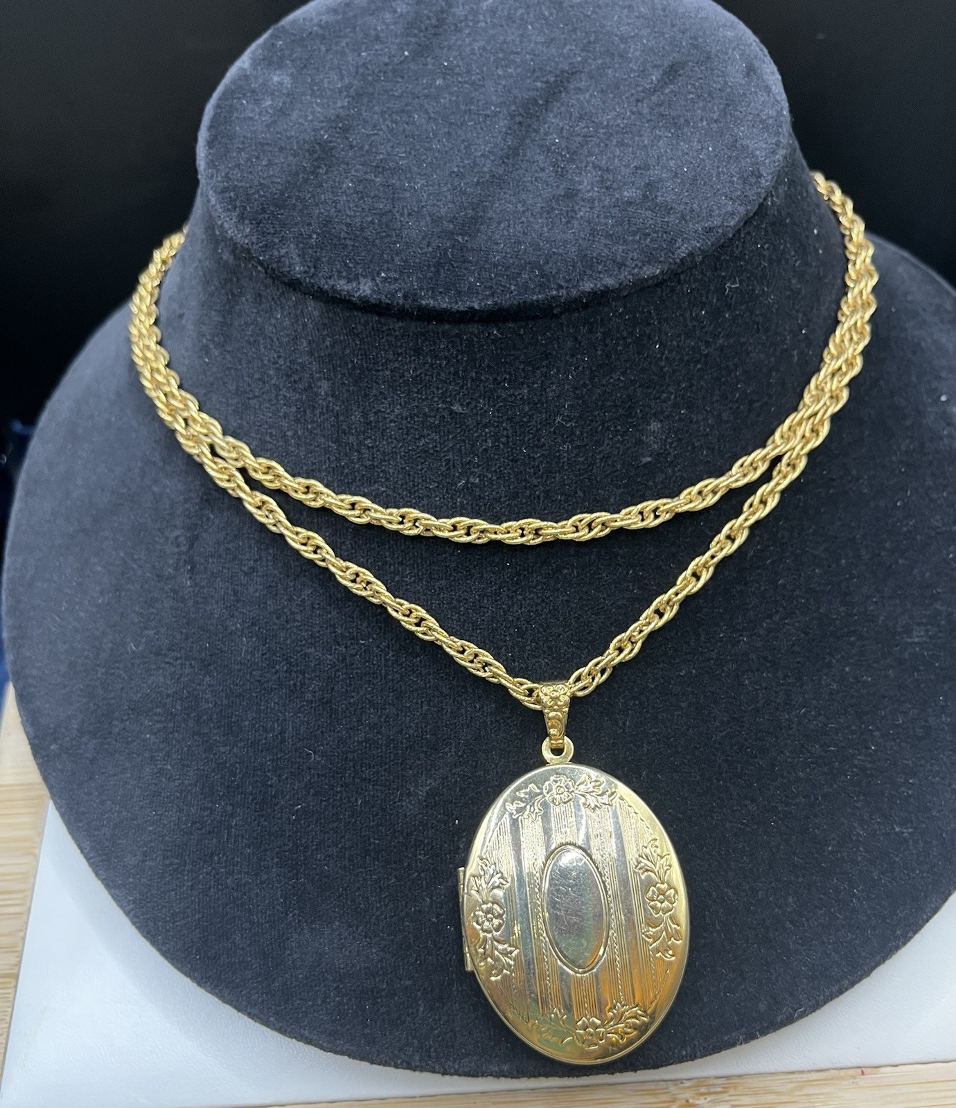 VTG. 1928 Gold Tone Picture Locket Pendant Necklace 34