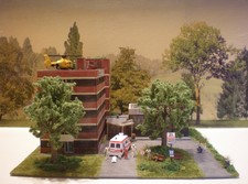 H0 Diorama HO 1:87 Gebäude Stadt Krankenhaus Klinik patiniert beleuchtet