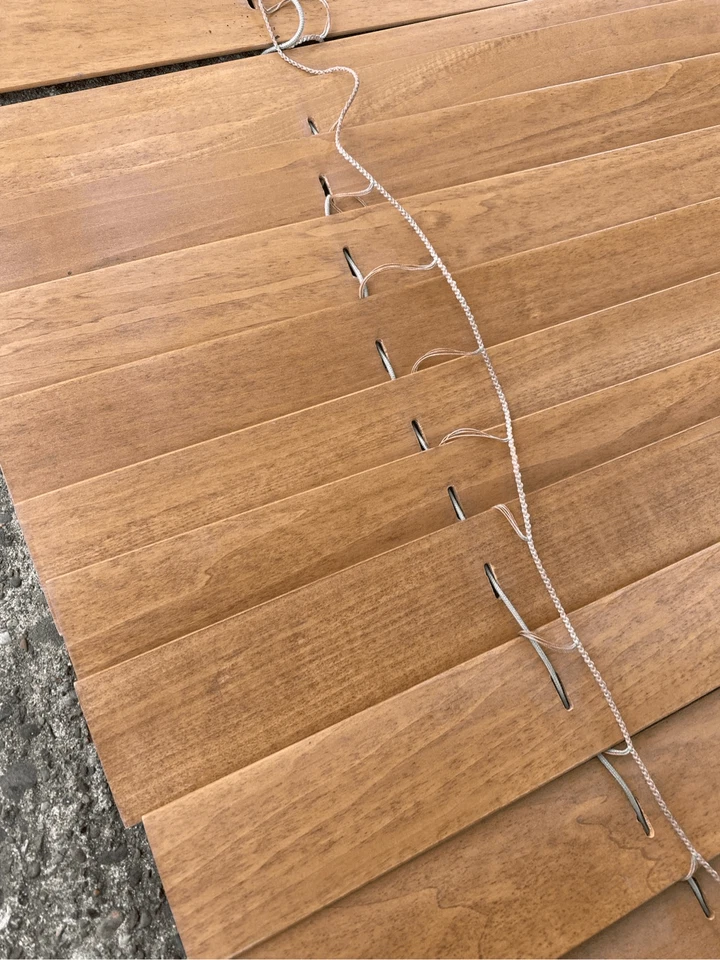 Persiana de madera sintética de 2,5" para ventana 54,5W x 50,5L de Spring para oscurecimiento de habitación castaño Foto 2 de 4