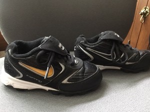 black and gold youth baseball cleats