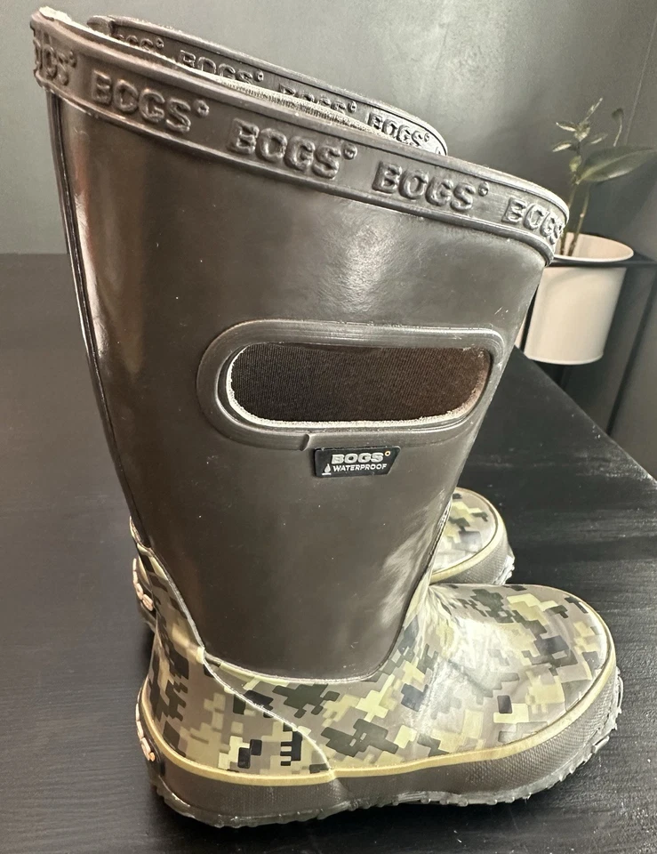 Bogs Toddler Boy Camo Rain boots Size 9 - Image 2 of 4