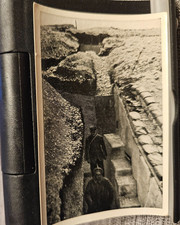 Wojna światowa 1914-1918 żołnierze w grobie strzelców (9x6) oryginalny obraz