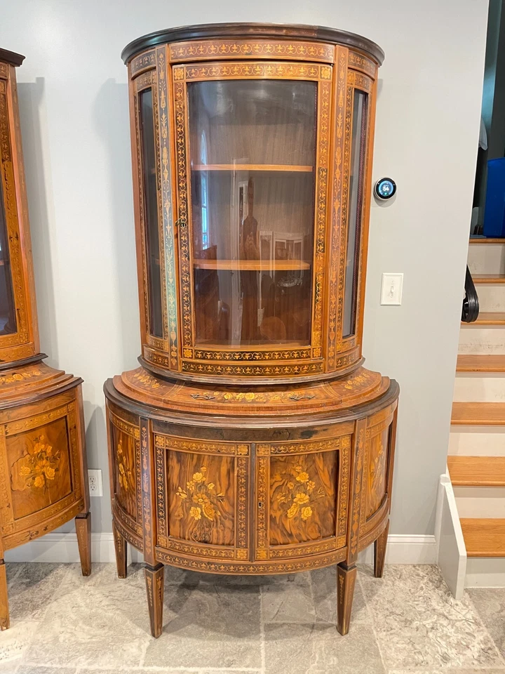 Par principios del siglo XX. Vitrinas de gabinetes de vidrio curvo italiano con incrustaciones Demilune Foto 3 de 4