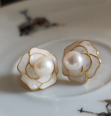 Natural 6mmPearl Mother-of- Pearl Flower Stud Earrings 14k Yellow Gold in Silver