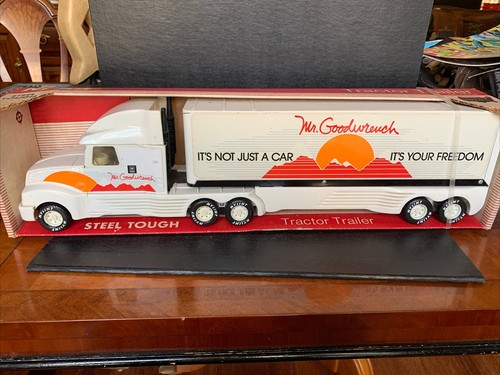 Vintage 1980's Nylint MR GOODWRENCH No 9020-Z ~ 18 Wheeler Vintage New NOS 24"