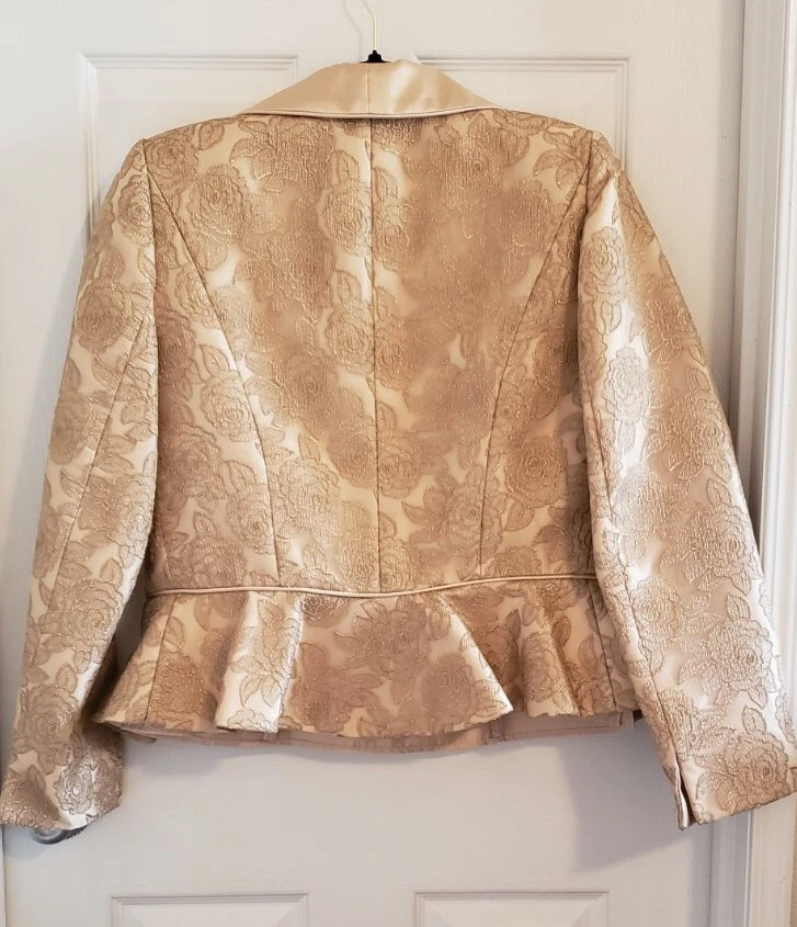 Traje Lilly & Taylor 3 Piezas Color Champagne con Hilo Dorado Bordado Floral Foto 3 de 4