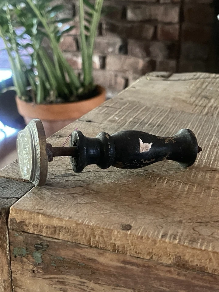 Cortina victoriana antigua con respaldo · Floreta de vidrio de sulfuro plateado · Latón Hardwar Foto 4 de 4