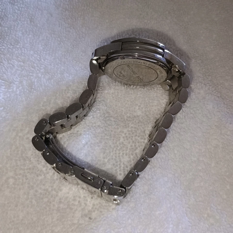 Reloj de cuarzo Michael Kors Runway MK5825 para mujer con esfera analógica de acero inoxidable JNA840 Foto 3 de 4