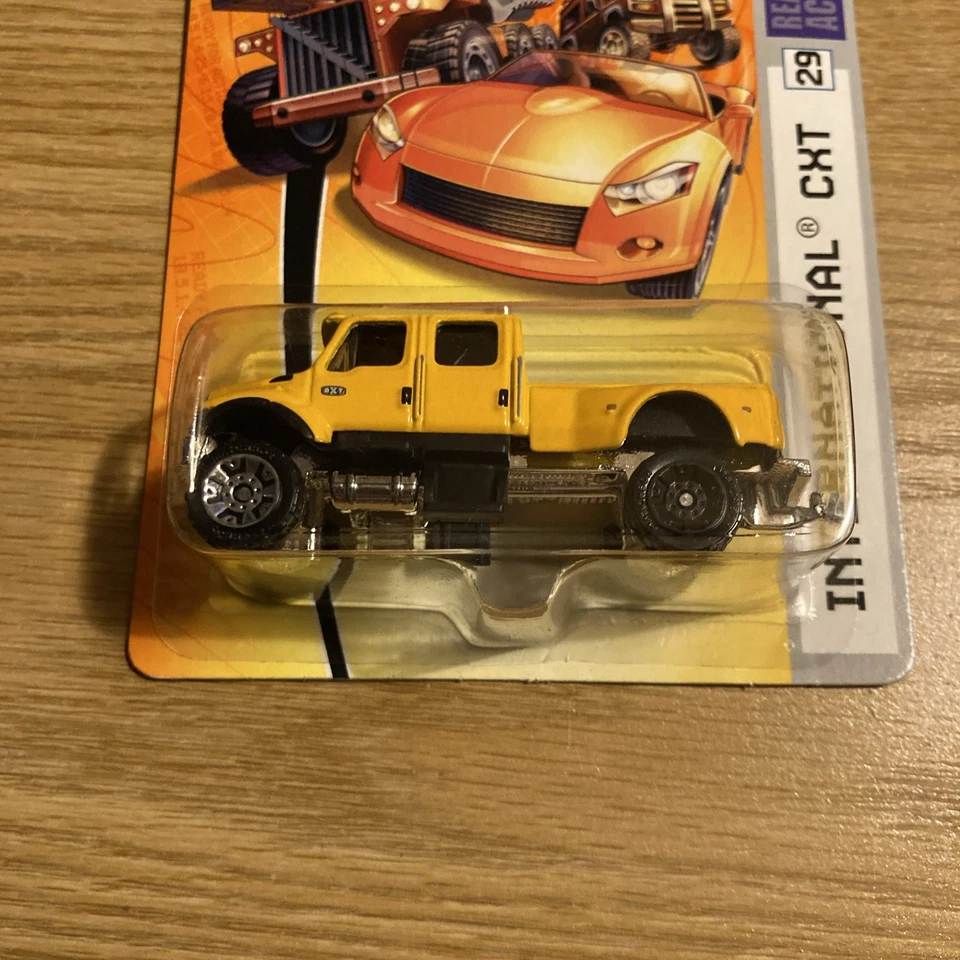 MATCHBOX 2006 #29 YELLOW INTERNATIONAL CXT RARE ERROR NO CHROME BLACK WHEEL - Image 2 of 4