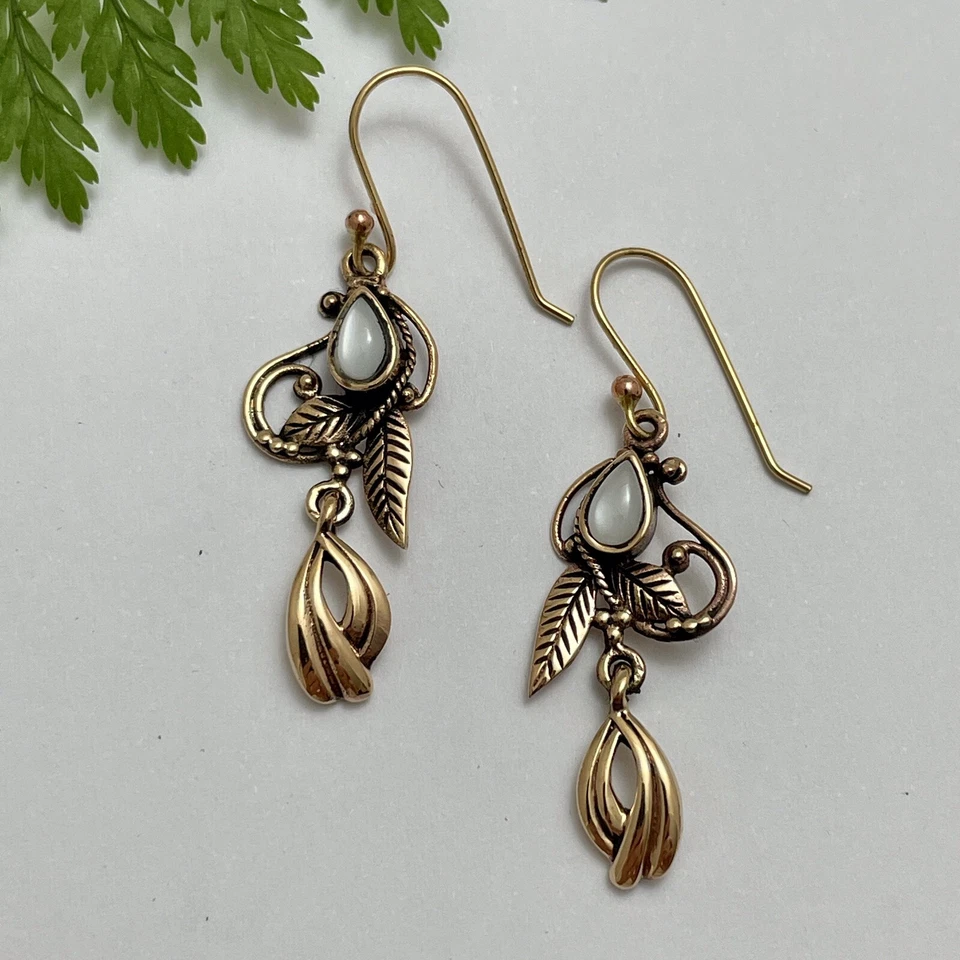 Pendientes de madreperla blancos inspirados en oro inusuales de colección en ganchos Foto 2 de 4