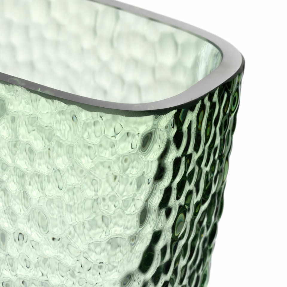 LEONARDO vaas Het motto van het Duitse merk Leonardo luidt als volgt: 'Glas is liefde'. Deze passie voor glas is overduidelijk te herkennen in deze vaas. Iedere Leonardo vaas is namelijk een