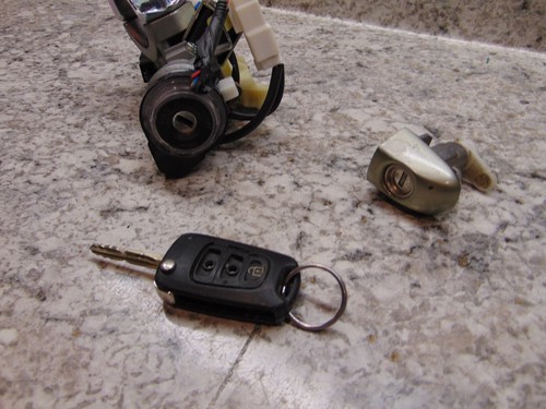 2010-2013 KIA SOUL MANUAL IGNITION SWITCH LOCK CYLINDER W/ KEY & DOOR LOCK - Picture 2 of 5