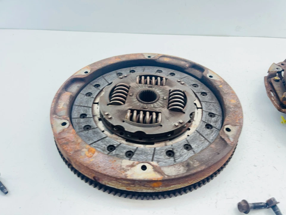 07-10 SATURN SKY Manual Trans Flyuwheel CLUTCH BASKET 61 K OEM - Image 2 of 4