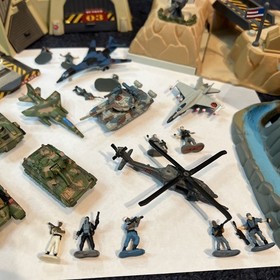 Micro Machines Military Lot.  3 Bases  + 22 Loose Forces