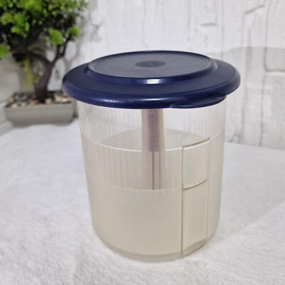 Vintage Tupperware Mix-N-Stor Krug mit Einsatz und rotem Rührstab - 2,5 l