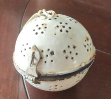 ANCIENNE  GRANDE BOULE A RIZ EMAILLEE Grande passoire ancienne en tôle émaillée