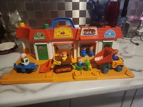 Vintage Fisher Price Little People Play Family Main Street 2500 + LOTS OF ACCESS