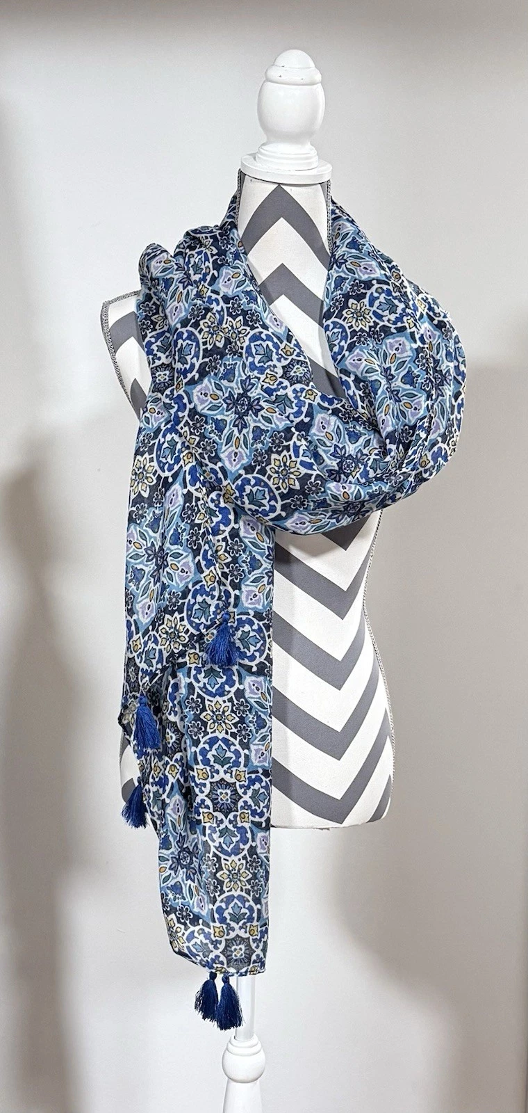 Vera Bradley Soft Fringe Scarf Blue Lisbon Medallion Cool NWT Retired Pattern
Opens in a new window