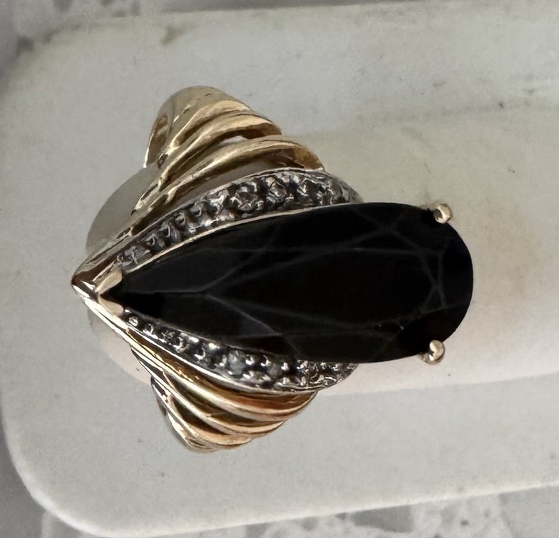 14K Gold Black Onyx Cocktail Ring  4.7G.