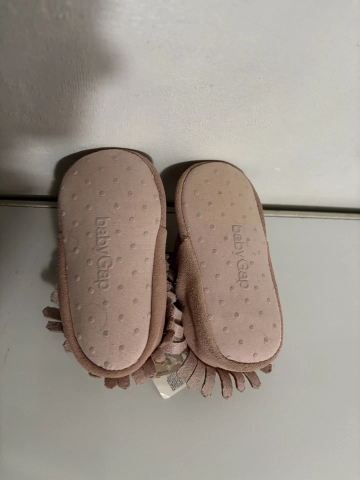 Zapatos de cuna de gamuza rosa GAP para bebé 12-18 meses Foto 4 de 4