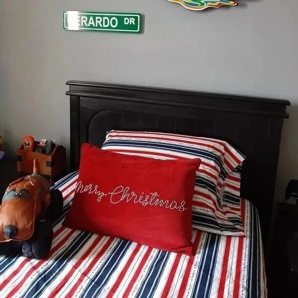 Funda de almohada Pottery Barn Holiday Sham Navidad bastón de caramelo terciopelo rojo disney Foto 3 de 4