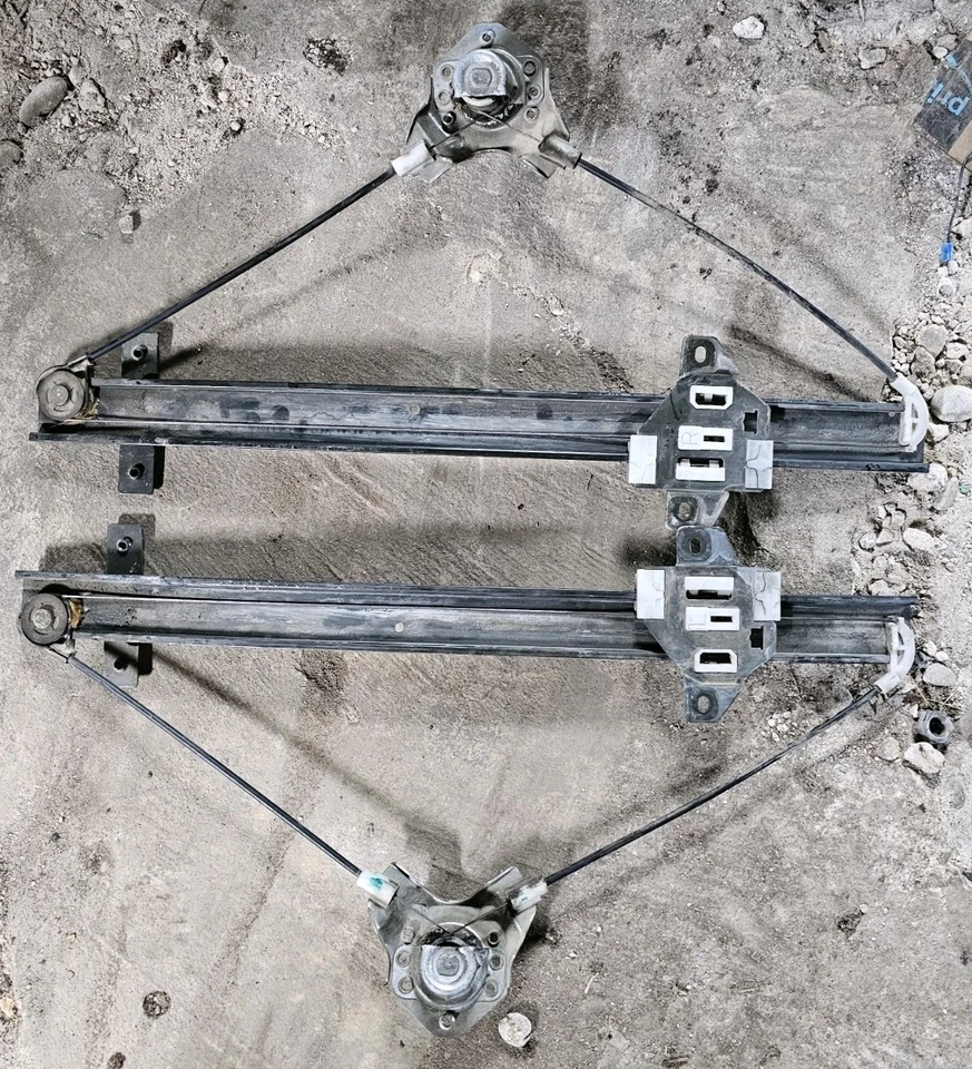 Suzuki Sidekick 4 Door Window Regulator Front Left And Right Pair - Image 2 of 3