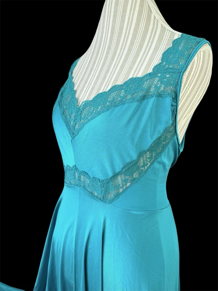 Vintage 80s Lady Cameo Dallas Teal Nylon Full Sweep Nightgown RARE 1X 2X - Image 2 of 4