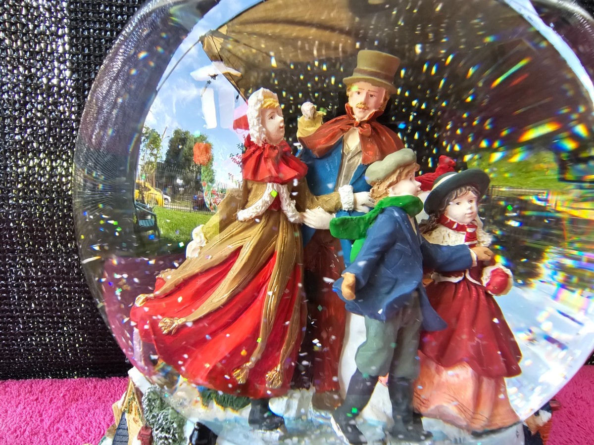 Kirkland Signature Christmas WaterGlobe With Revolving Base - NO