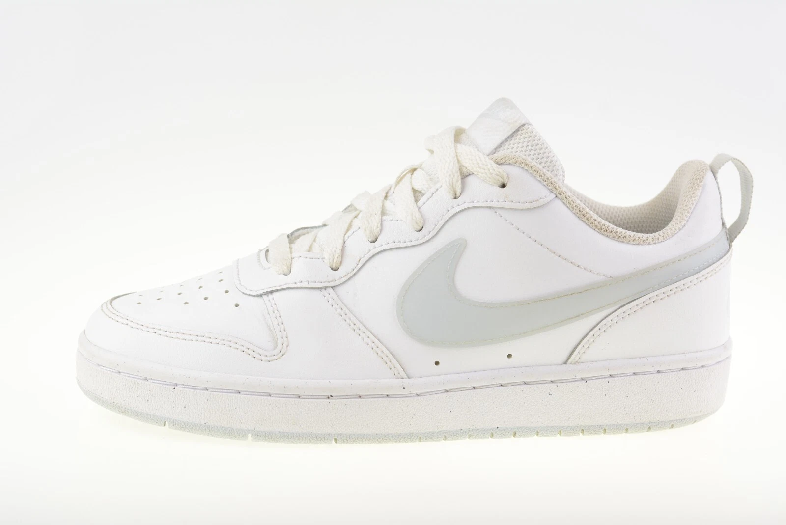 Nike Court Borough Low 2 GS bianche BQ5448 118 scarpe da ginnastica unisex junior taglia UK 5