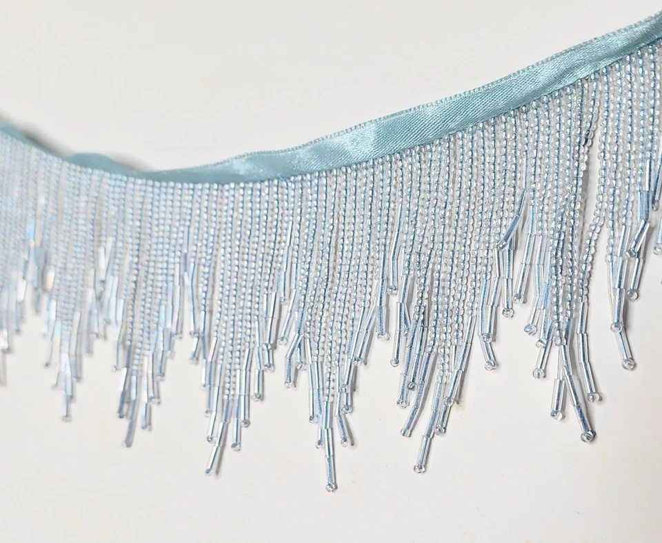 Borde de flecos con cuentas de vidrio azul claro iridiscente - 9 yardas en total, usado Foto 2 de 4