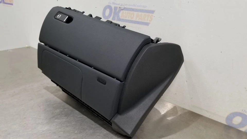 17 MERCEDES BENZ CLS63S AMG W218 手套盒组合黑色 — 第 3/4 张图片