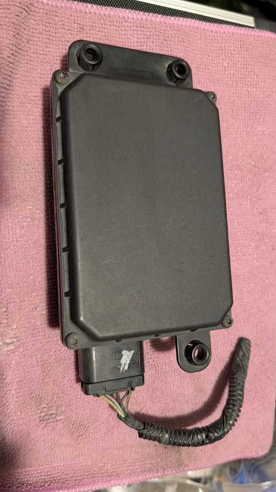 Sensor radar control crucero OEM 2013-2016 DG9T-9G768-AD FORD FUSION LINCOLN MKZ Foto 2 de 3