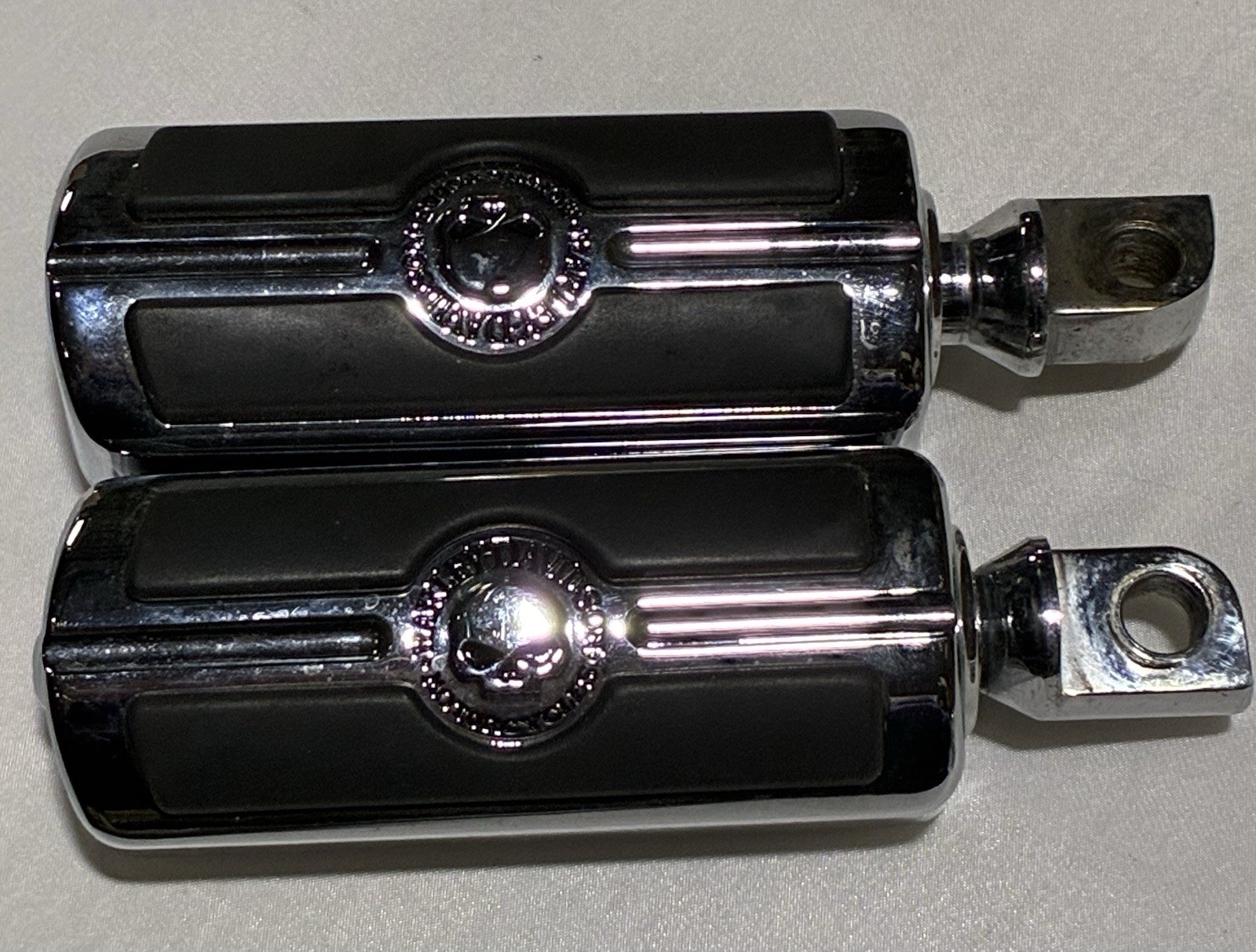 HARLEY WILLIE G SKULL CHROME PASSENGER  HIGHWAY FOOT PEGS SE