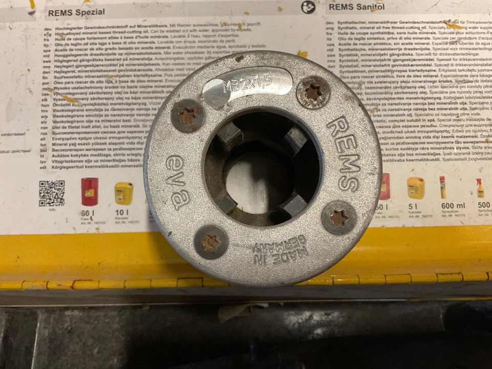 REMS AMIGO Pipe  Threader 110v + Pipe Vice  used - Image 2 of 4