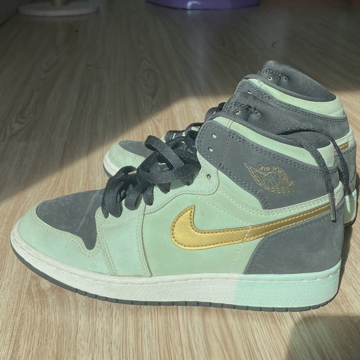 Jordan High-Top Sneakers in Mint Green and Pale Yellow Jordan Air Jordan 1 Retro High Green/White/Yellow basketball  main image 4