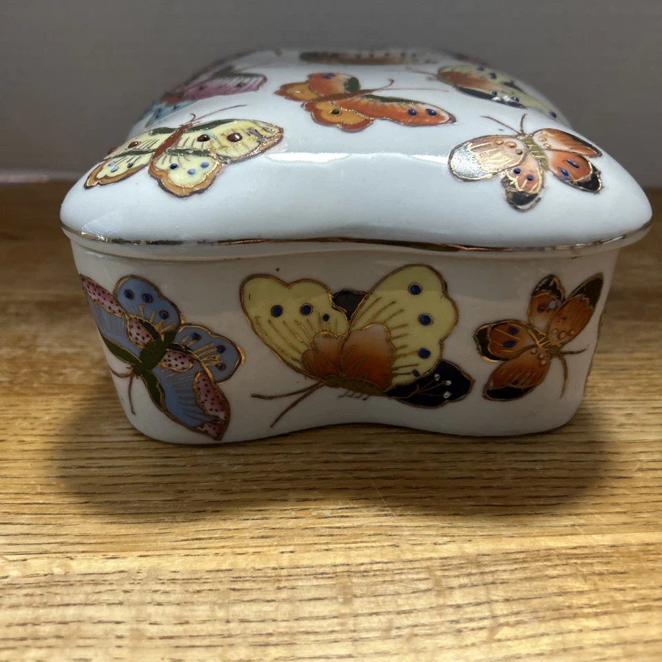 Caja de baratijas de cerámica con mariposas de varios colores y adornos dorados Foto 3 de 4