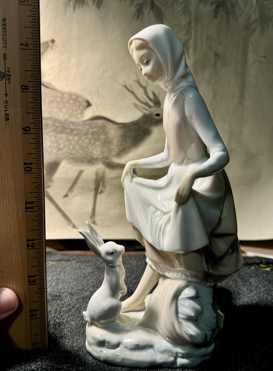 LLADRO GIRL WITH RABBIT 9